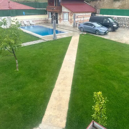 Sehir Ve Doga Manzarali